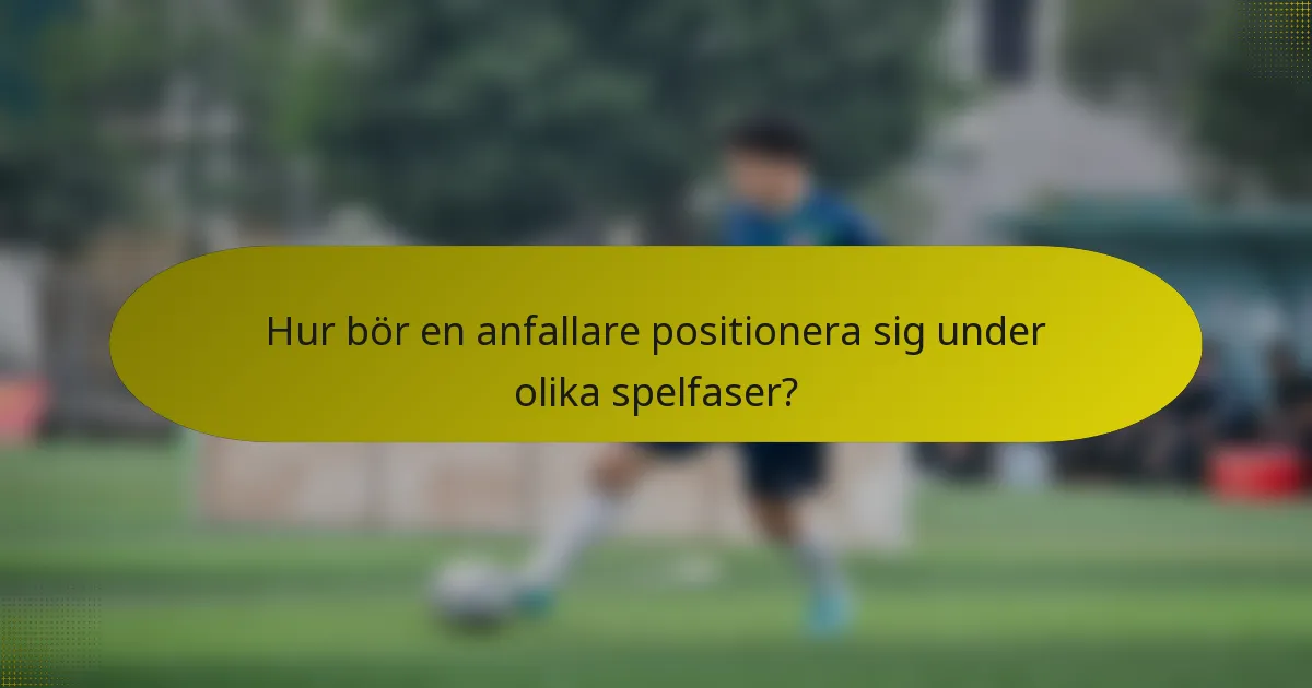Hur bör en anfallare positionera sig under olika spelfaser?