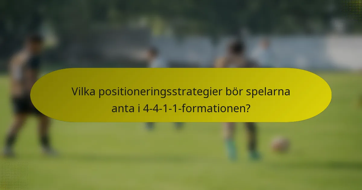 Vilka positioneringsstrategier bör spelarna anta i 4-4-1-1-formationen?